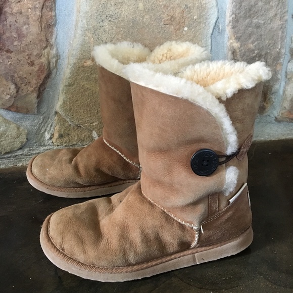 UGGS with Bailey Button - Picture 2 of 7